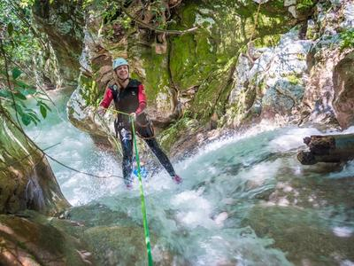 Excursión de barranquismo en el Parque Acuático Natural de Neda (Río Neda)