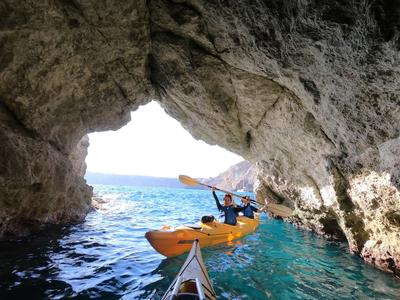 Excursión en kayak de mar desde la playa de Kambia en Santorini