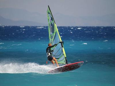 Clases de windsurf en la playa de Psalidi, Kos