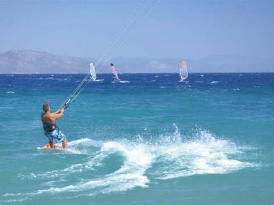 Clases de kitesurf en la playa de Psalidi, Kos