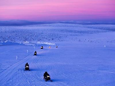 Experiencia de pesca en hielo y en moto de nieve en Rovaniemi
