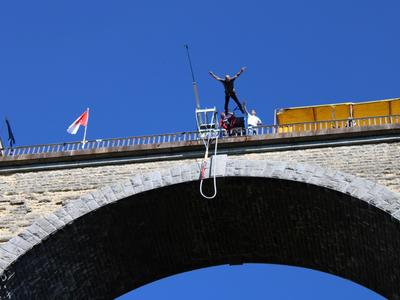 Puenting en el viaducto de Coquilleau (52 metros) en Vendée, cerca de Nantes