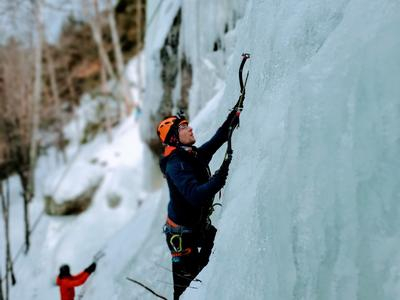 Descubra la escalada en hielo en Montreal