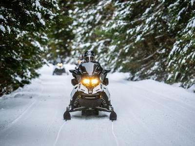 Excursiones en moto de nieve por el Monte Catalina en las Laurentides