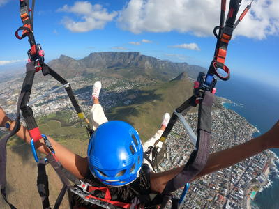 Parapente en tándem cerca de la Montaña de la Mesa en Ciudad del Cabo, Sudáfrica