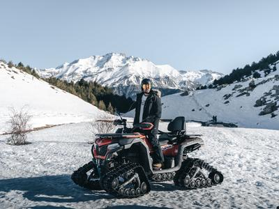 Excursión en moto de nieve 4x4 por los Pirineos, norte de España