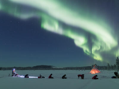 Caza de auroras boreales en trineo tirado por perros con Fika de Kiruna