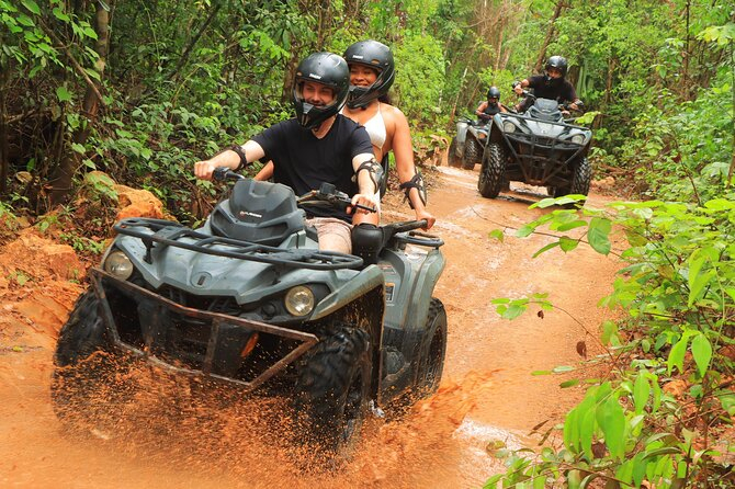 Nado en un cenote oculto y aventura en vehículos todoterreno por la jungla con transporte