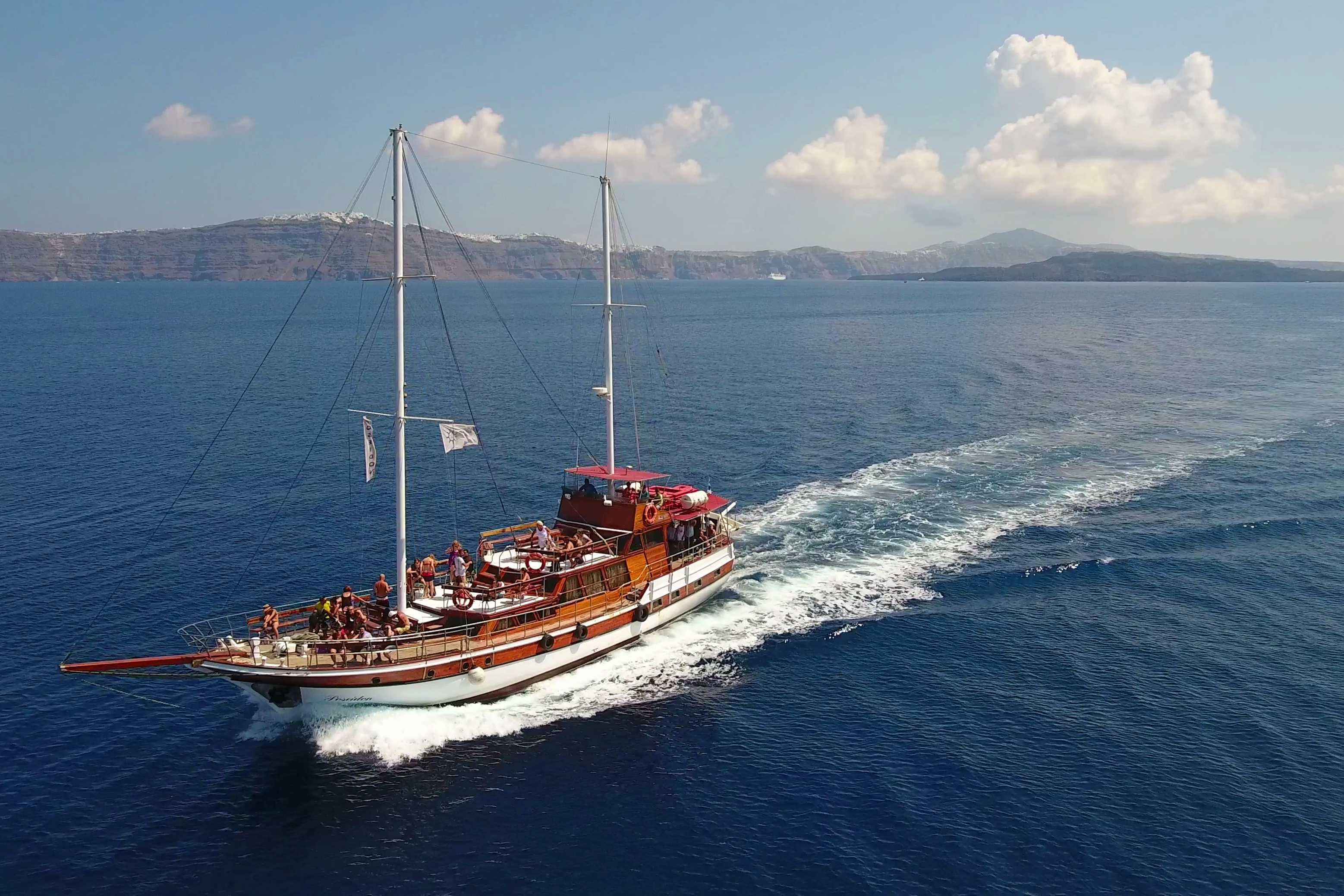 Imagen del tour: Tour en barco por la caldera de Santorini