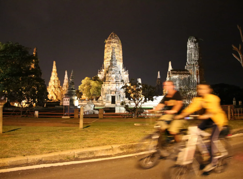 Imagen del tour: Ayutthaya: Excursión en Bici al Atardecer con Comida + Travesía en Barco