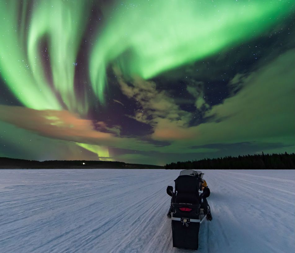 Imagen del tour: Cazando la aurora boreal en moto de nieve con picnic