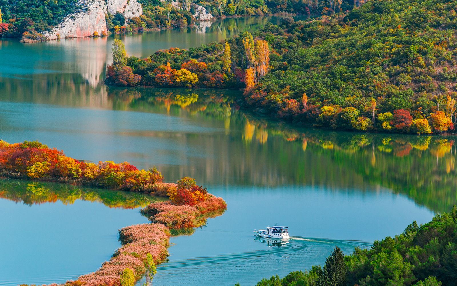 Imagen del tour: Desde Trogir: Tour de un día completo al Parque Nacional de Krka con Cata de vinos opcional