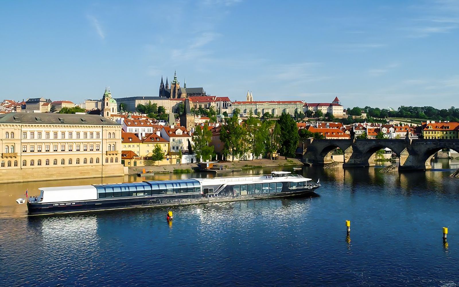 Imagen del tour: Crucero en un barco de cristal por Praga con música en directo