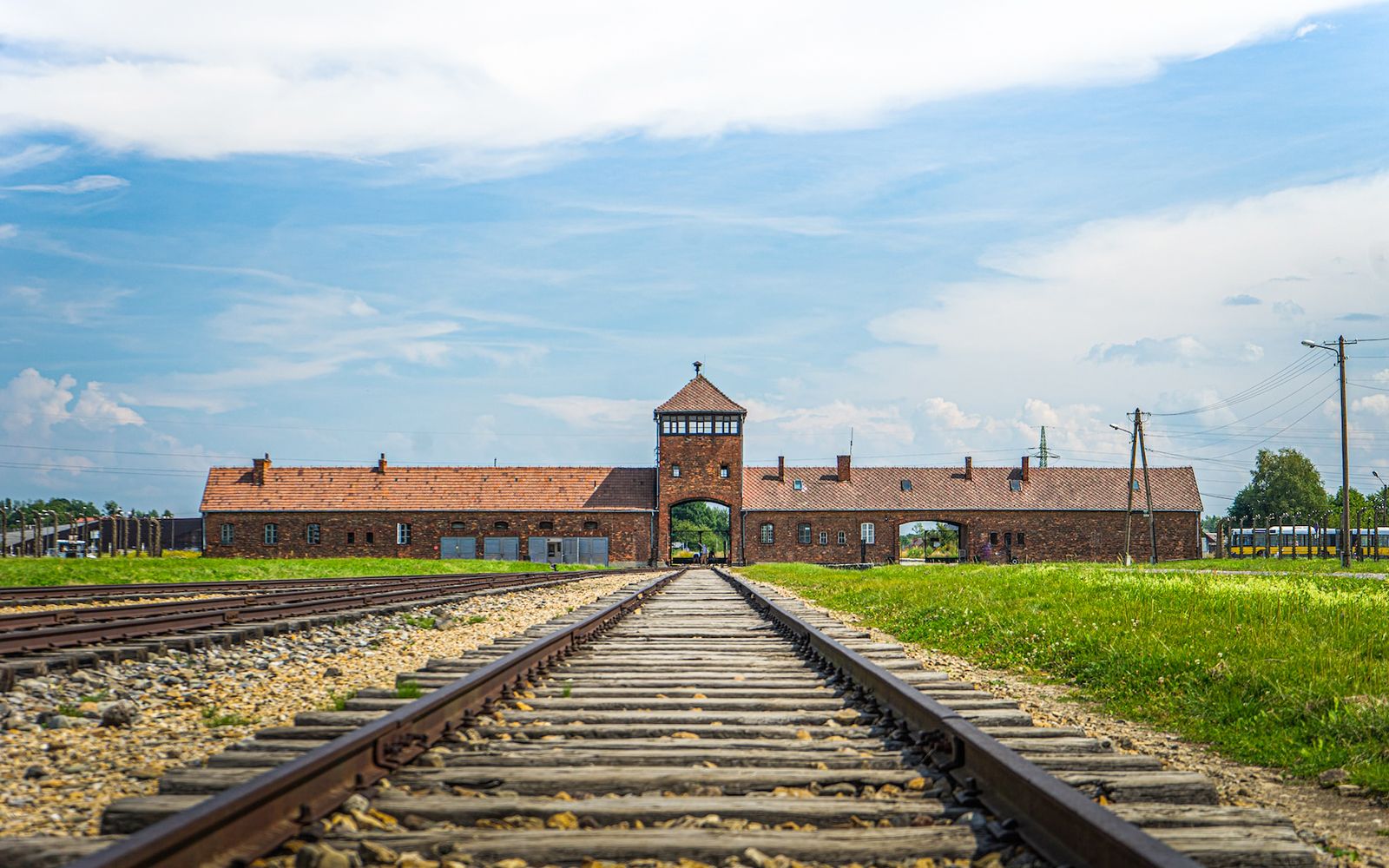 Imagen del tour: Small Group Tour of Auschwitz-Birkenau with Transfers in a Minivan & Lunch