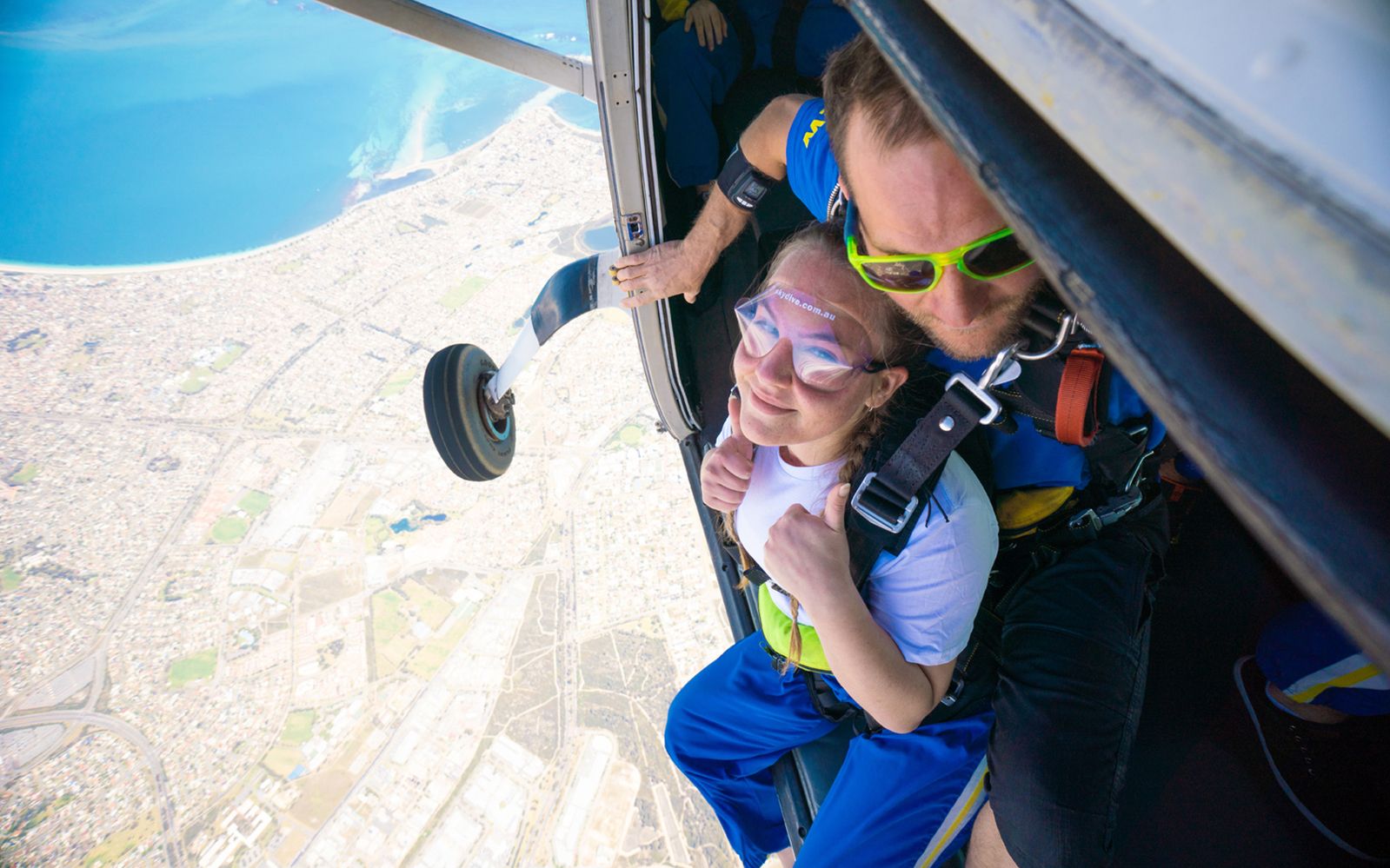 Imagen del tour: Perth Rockingham Tandem Skydive Tickets: 15,000ft with Transfers