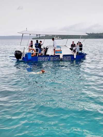 Imagen del tour: Vanuatu Deportes Acuáticos Port Vila: Barco con fondo de cristal - Semi Sub