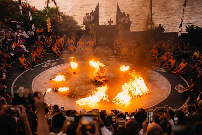 Imagen del tour: Templo Uluwatu: Consigue tickets de entrada para el primer espectáculo Danza del Fuego Kecak