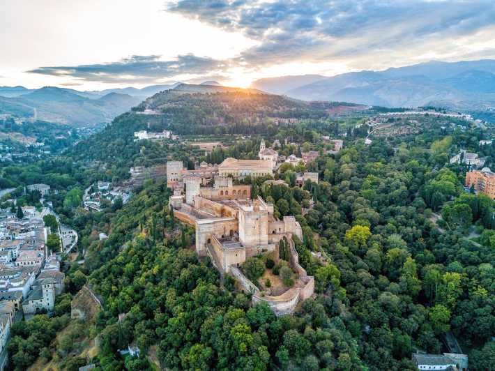 Imagen del tour: Granada: Visita a la Alhambra y los Palacios Nazaríes con tickets de entrada