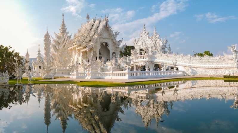 Imagen del tour: Desde Chiang Mai: Templo Blanco, Templo Azul y Casa Negra