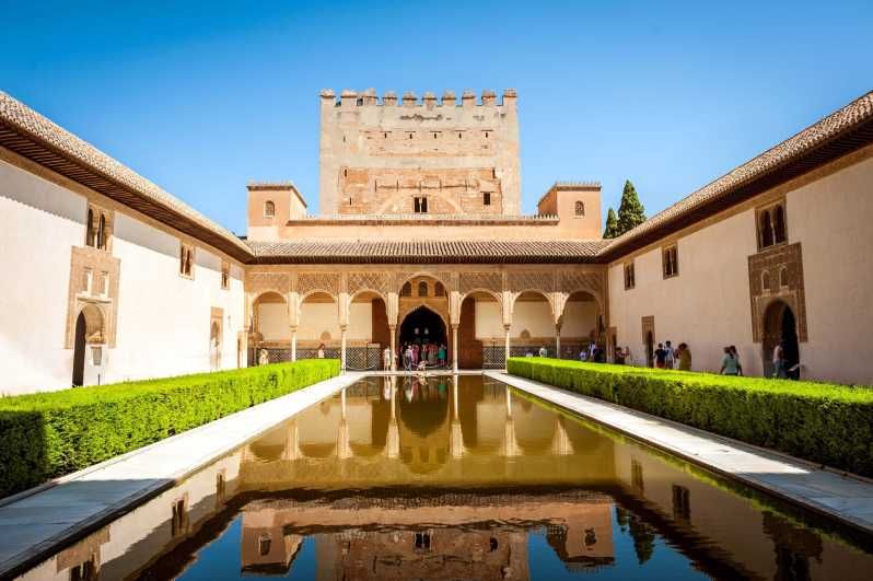 Imagen del tour: Alhambra y palacios nazaríes: tour guiado con acceso rápido