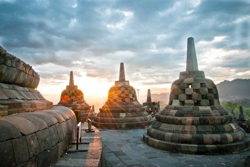 Imagen del tour: Amanecer en Borobudur, volcán Merapi y Prambanan