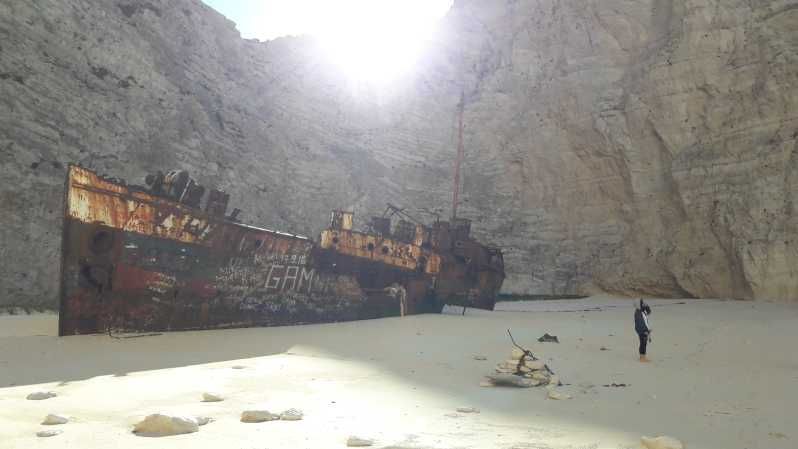 Imagen del tour: Desde St.Nikolaos Crucero en barco a la playa de Navagio y las Cuevas Azules