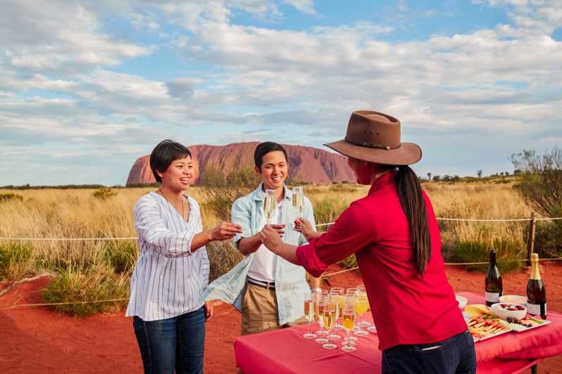 Imagen del tour: Uluru: puesta de sol, vino espumoso, tabla de quesos y barbacoa gourmet
