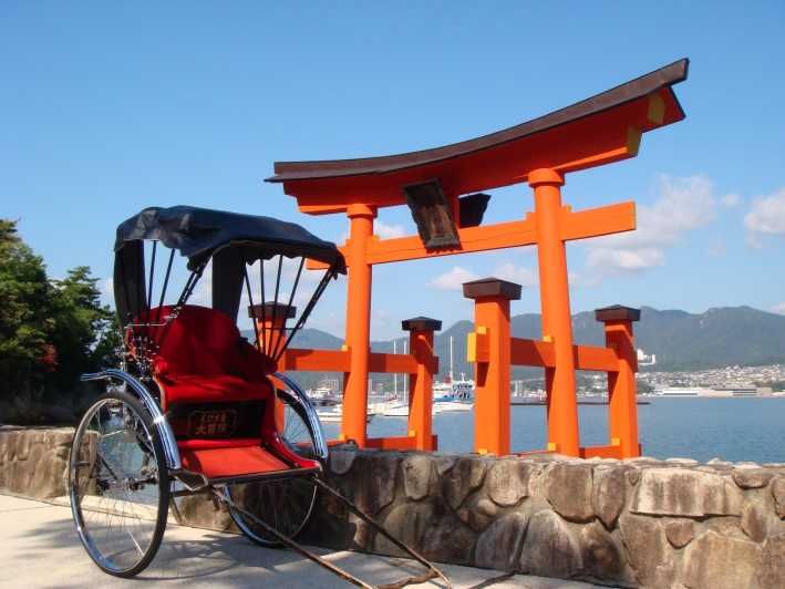 Imagen del tour: Miyajima: Excursión Privada en Rickshaw al Santuario de Itsukushima