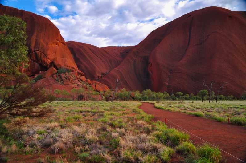 Imagen del tour: Uluru: tour por lugares sagrados atardecer y cena barbacoa