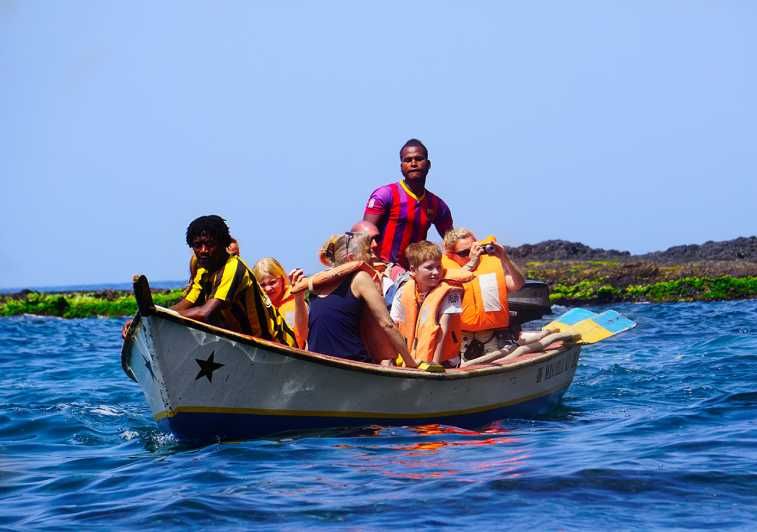 Imagen del tour: Paseo en barco por la bahía de Tarrafal y día de playa