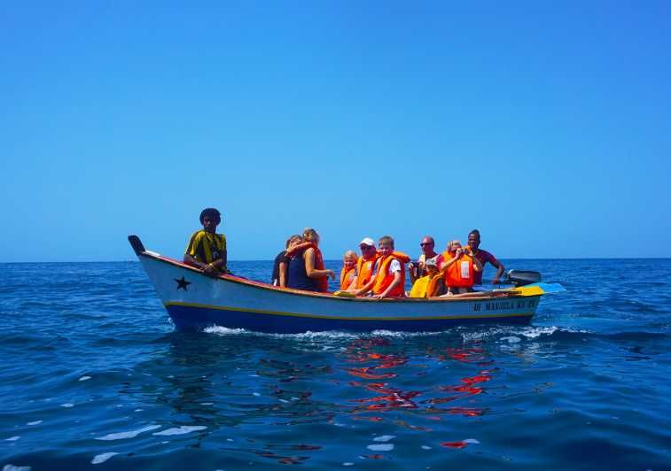 Imagen del tour: Desde Praia: Excursión en barco, snorkel, cueva y barbacoa en la playa