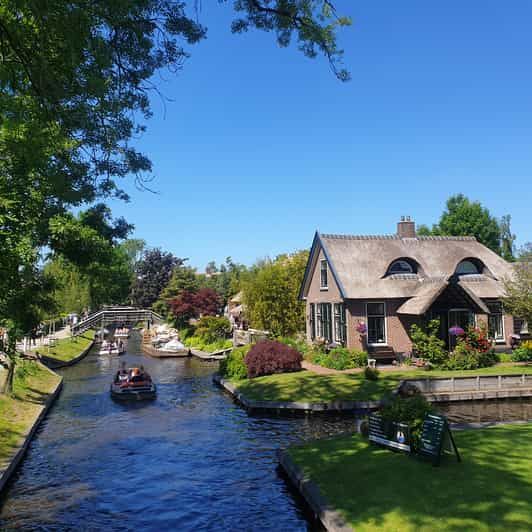 Imagen del tour: Desde Ámsterdam: Excursión de un día a Giethoorn en pequeño barco eléctrico