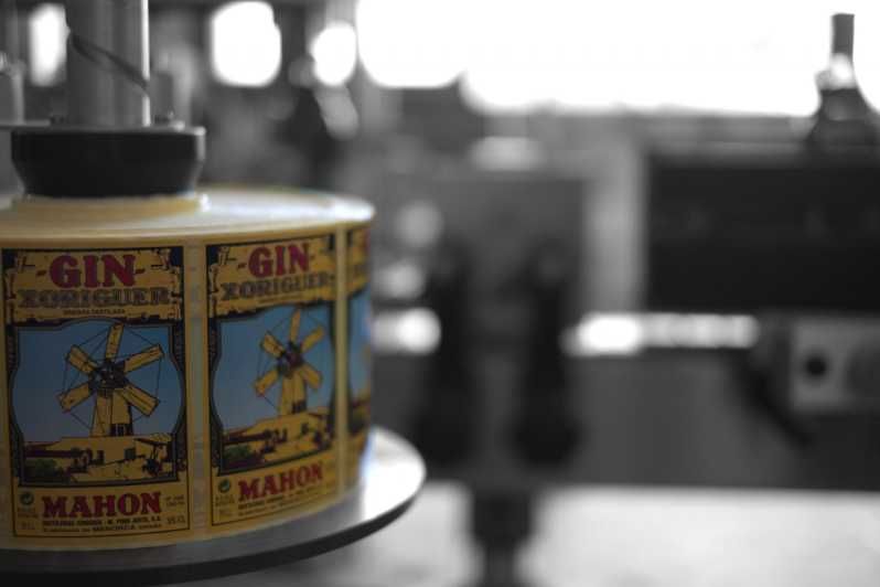 Imagen del tour: Mahón: Visita a la destilería de ginebra con degustación y aperitivos