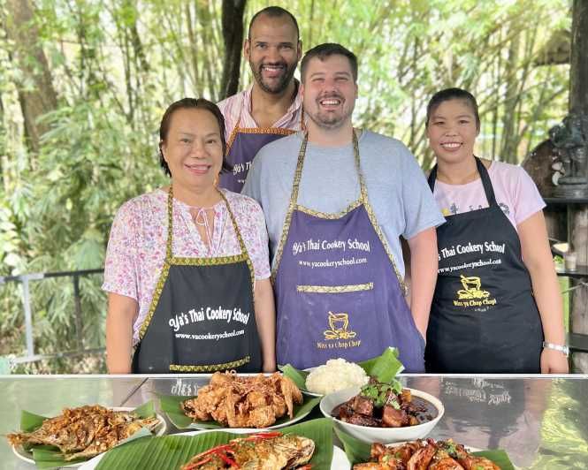 Imagen del tour: Krabi: Clase nocturna de cocina tailandesa en Ya's Cookery