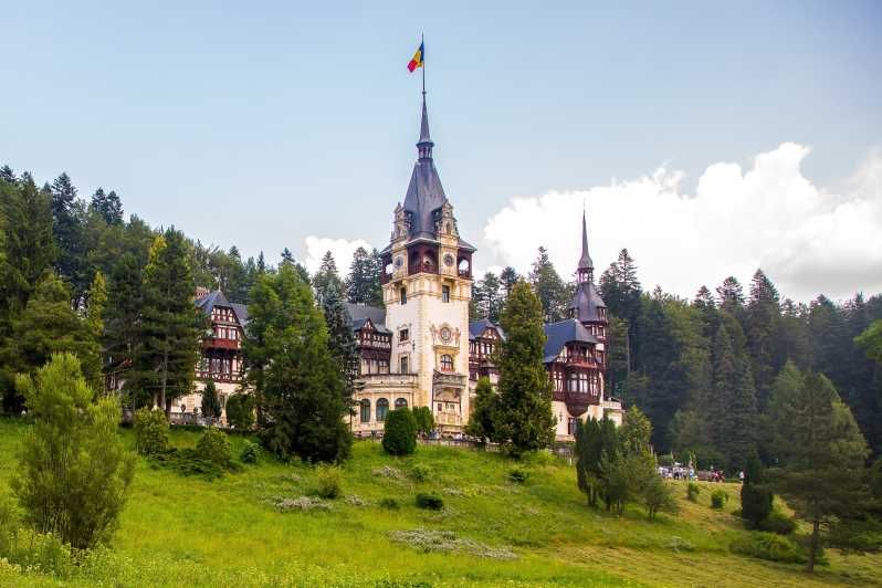 Imagen del tour: Desde Bucarest: Excursión guiada de un día al Castillo de Bran y al Castillo de Peleș