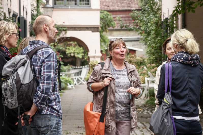 Imagen del tour: Lübeck: Visita guiada a pie por patios y callejones