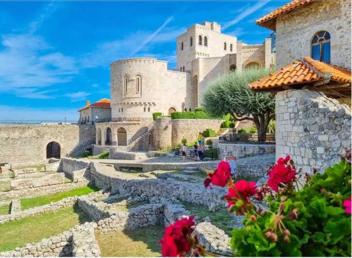 Imagen del tour: Desde Tirana: Castillo de Kruja, Antiguo Bazar y Excursión a Sari Salltik