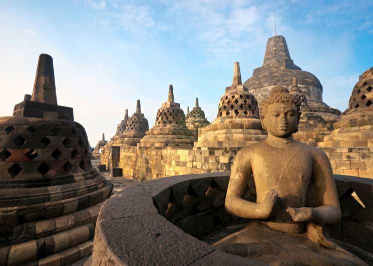 Imagen del tour: Yogyakarta: Subida a la Cima de Borobudur y Excursión a Prambanan