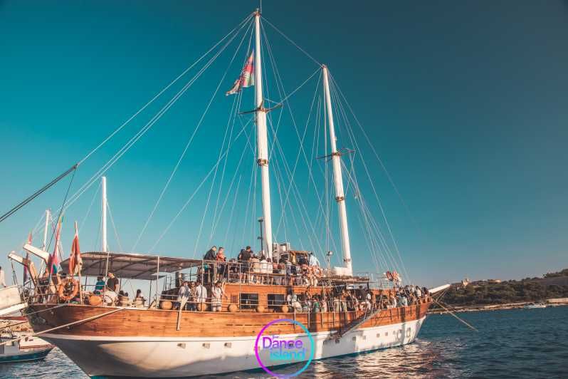 Imagen del tour: Sliema: Fiesta en velero con barra libre, comida y baño