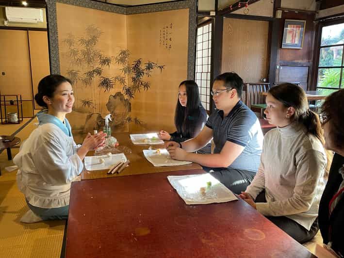 Imagen del tour: Aeropuerto de Kansai: Ceremonia del Té Exclusiva y Cocina Wagashi