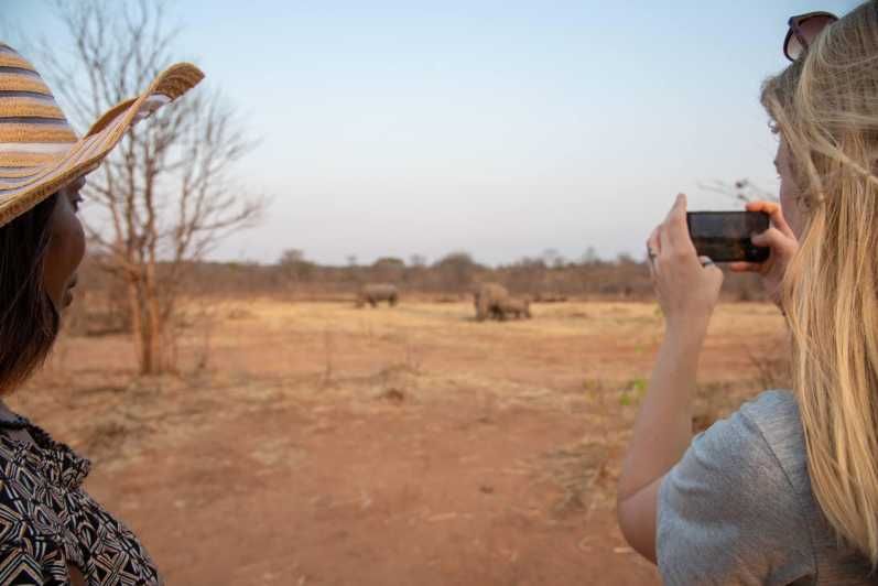 Imagen del tour: Safari en coche y paseos entre rinocerontes en el Parque Nacional de Mosi-oa-Tunya