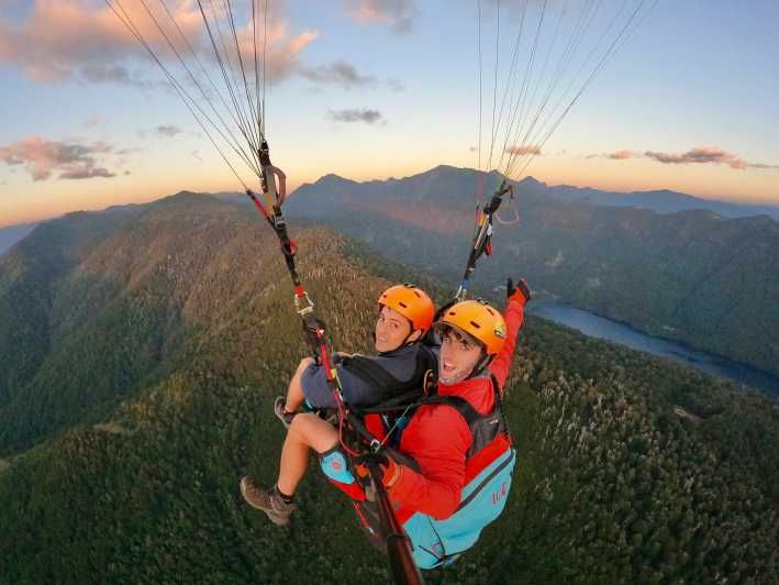 Imagen del tour: El Parque Huerquehue desde el aire con un campeón de Parapente