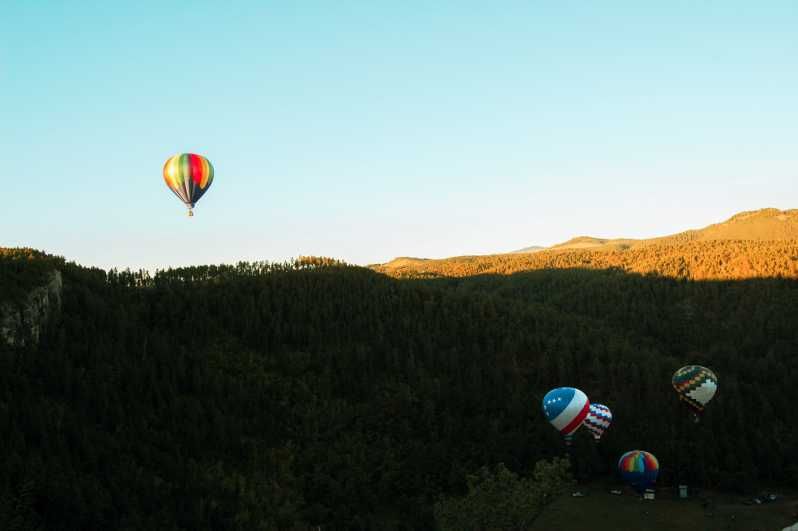 Imagen del tour: Custer: Vuelo en globo aerostático por las Colinas Negras al amanecer