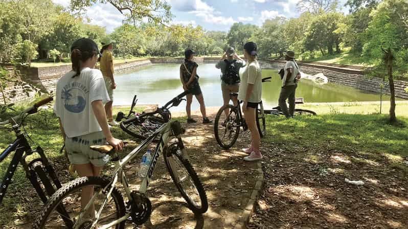 Imagen del tour: Anuradhapura: Tour privado de medio día en bicicleta con guía