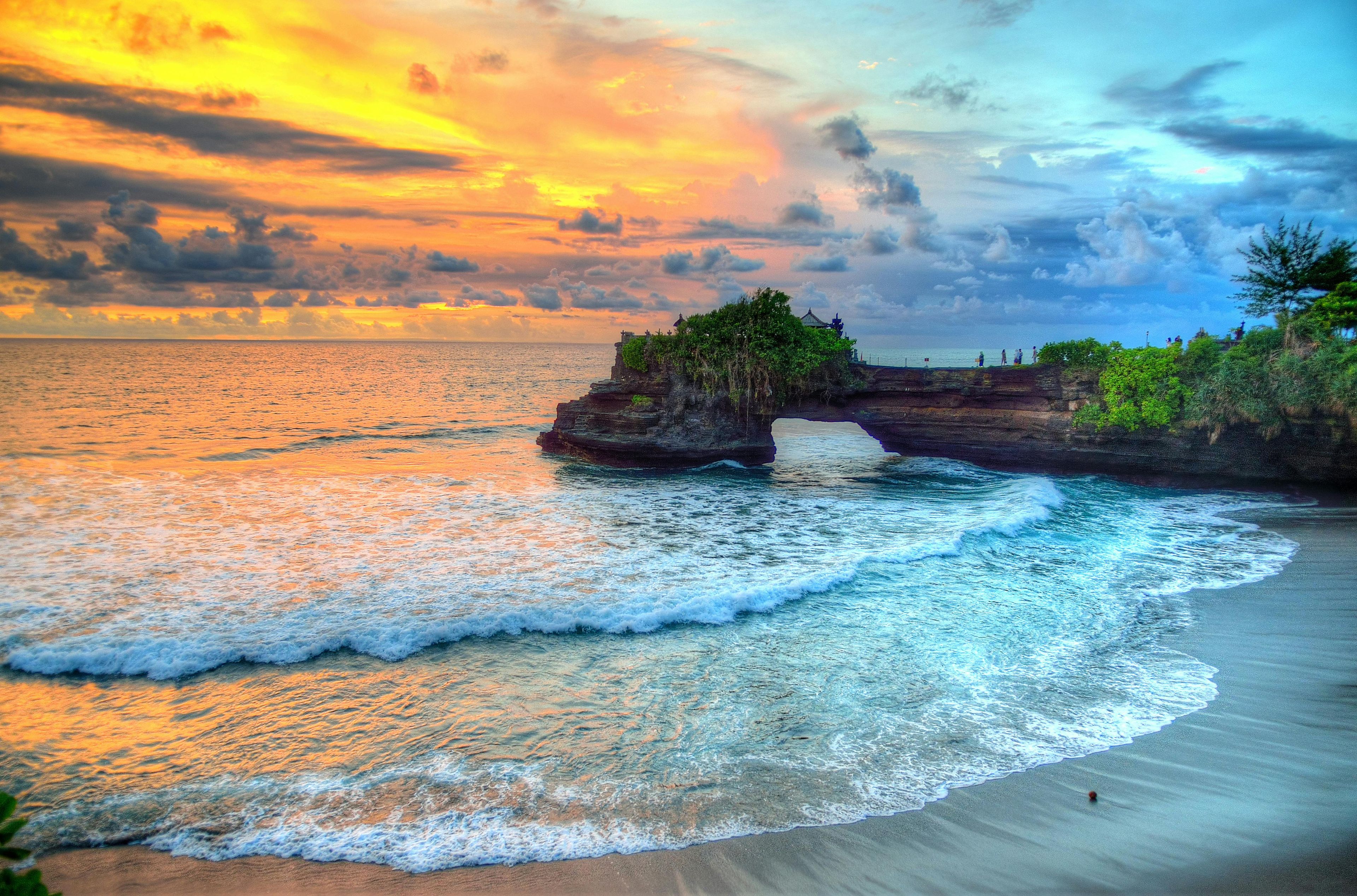 Imagen del tour: Atardecer en el templo de Tanah Lot con opción de spa