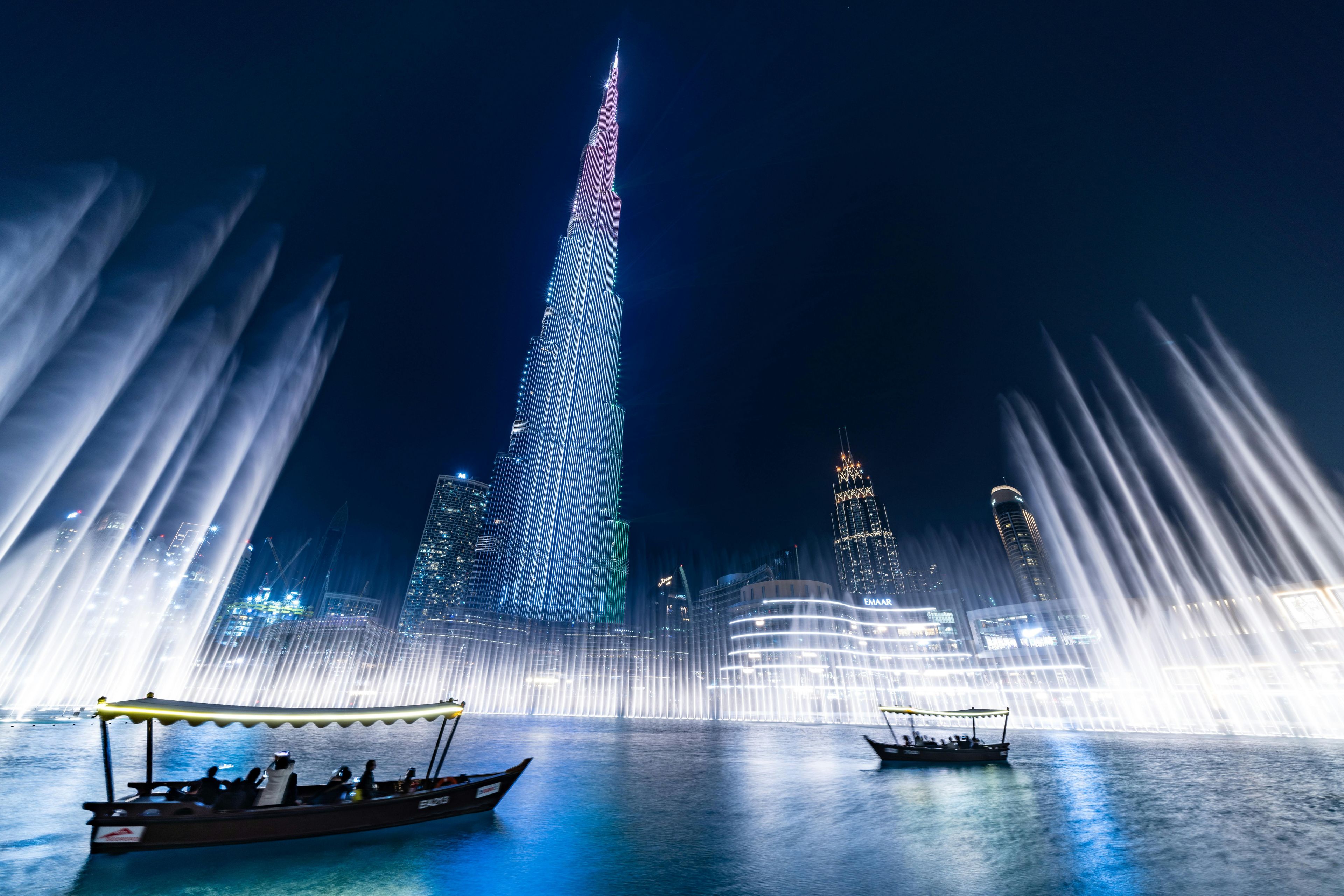 Imagen del tour: Espectáculo de la Fuente de Dubái y paseo en barco tradicional por el lago
