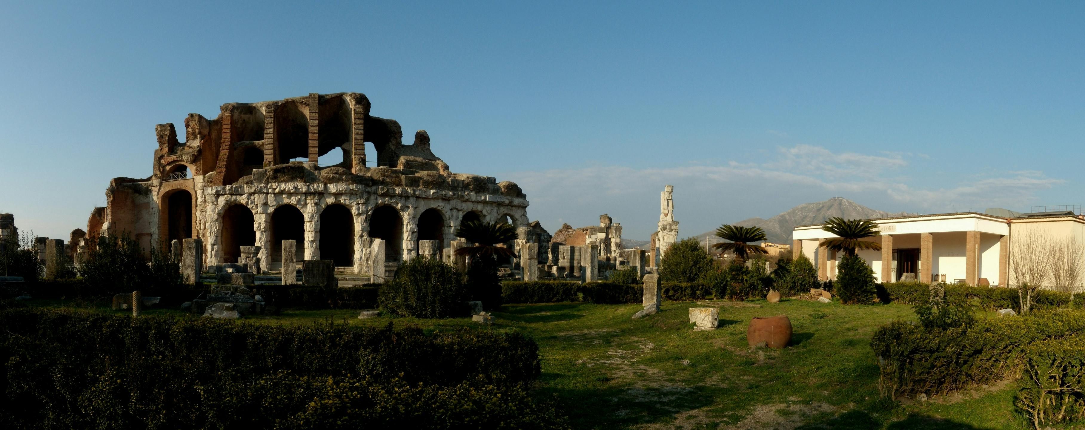 Imagen del tour: Anfiteatro de Capua y museo con un arqueólogo