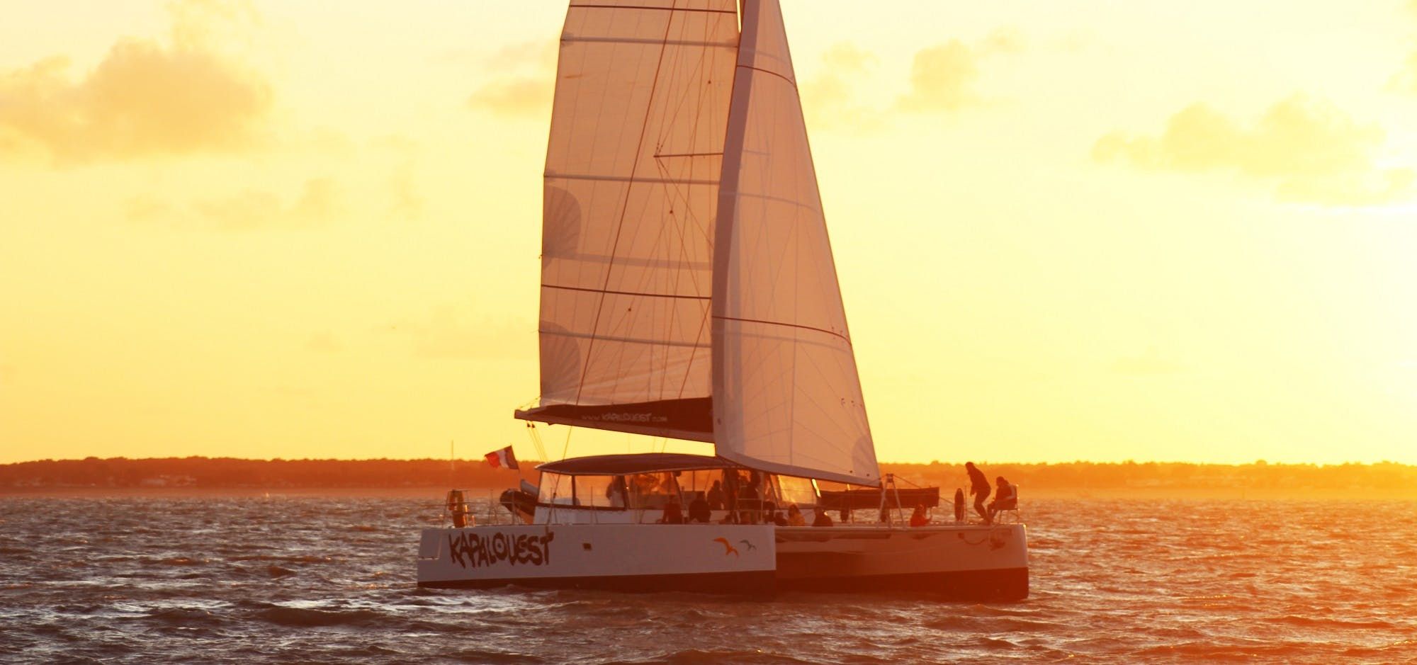 Imagen del tour: Una experiencia de catamarán al atardecer de 2 horas desde La Rochelle