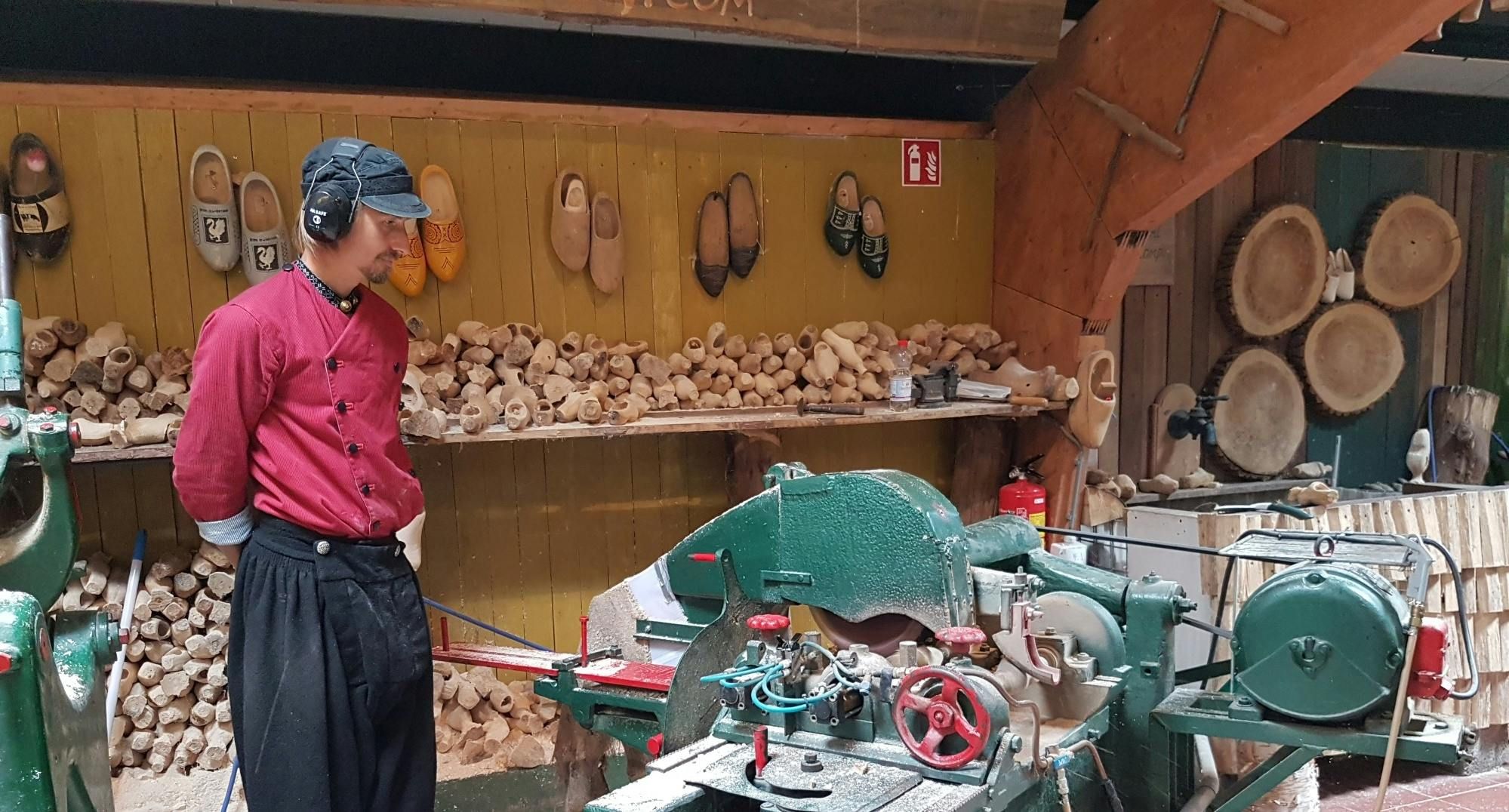 Imagen del tour: Visita a la granja de quesos y fábrica de zuecos Simonehoeve con repostería holandesa