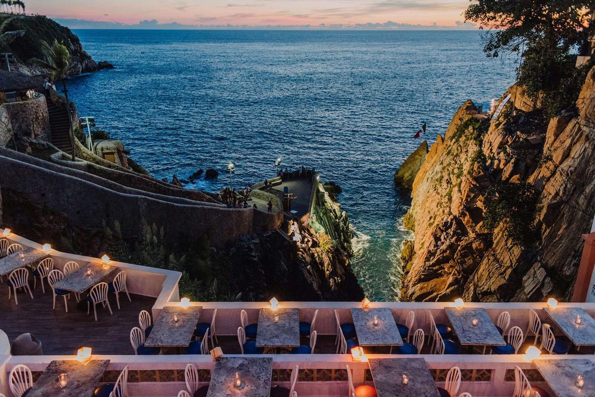 Imagen del tour: Cena en la bahía de Acapulco con espectáculo de clavados en acantilados